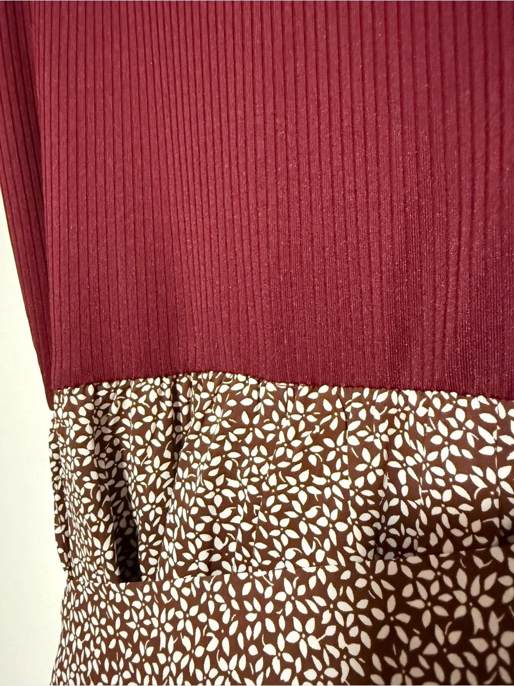 Short Sleeve Ribbed Bodice Midi Dress in Burgundy and Cream - Picture 3 of 4